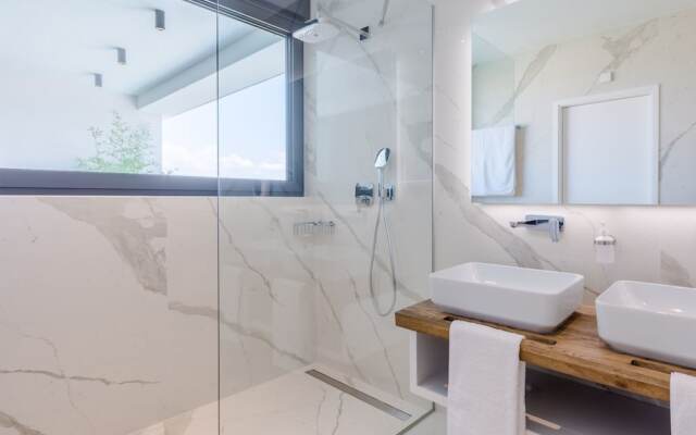 Luxury Villa Luna with Swimming Pool