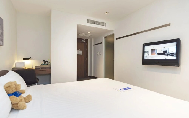 Silver Living Phrom Phong by Favstay