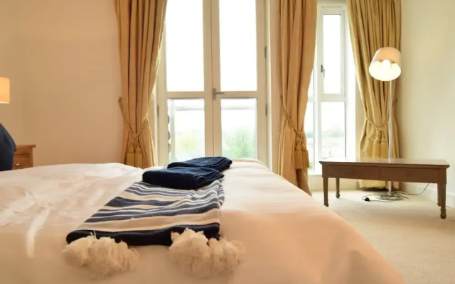 2 Bedroom Flat in Canary Wharf With Balcony