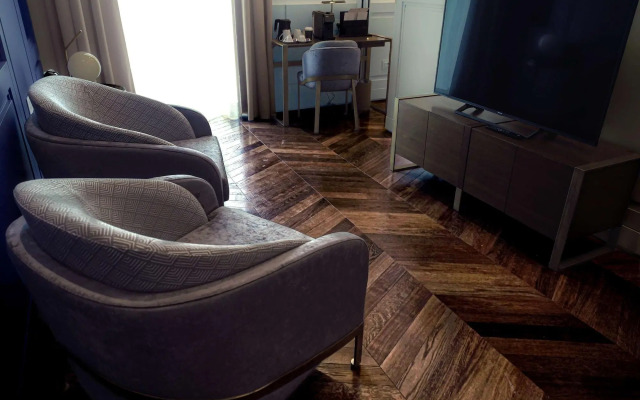 De Bonart Naples, Curio Collection by Hilton