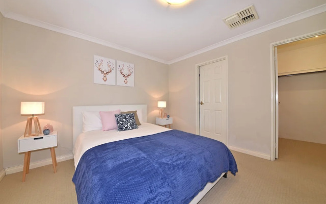 Redcliff Home Close to City & Airport