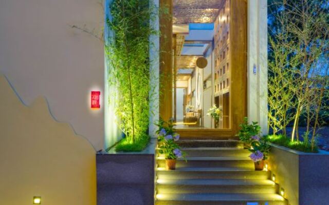 Xianyun Lakeside Hostel
