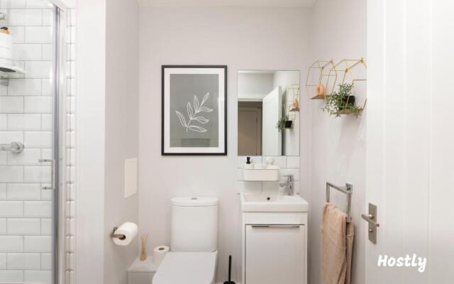 Wesley Gate Apartments - Building 3, by Hostly