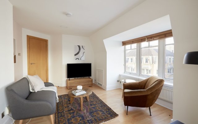 Charming Mayfair Suites by Sonder