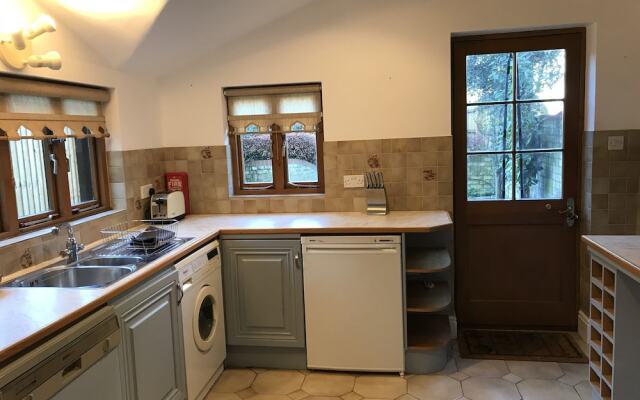 Melrose Lodge 4-bedroom house 1-bed flat