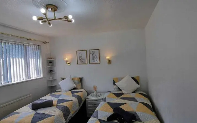 Modern 2-bed Home - Private Garden, Parking & Wifi