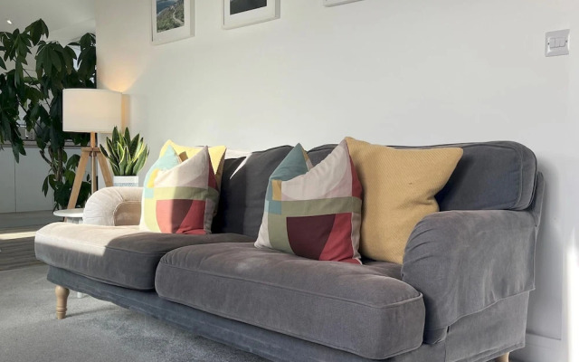 Stunning Town Centre Penthouse w Sea Views