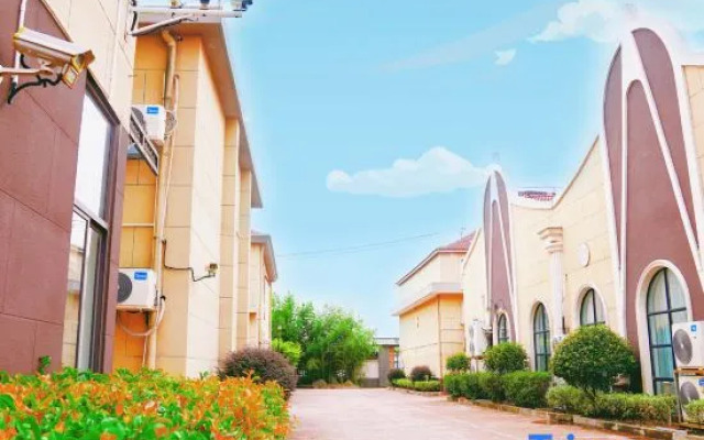 HEHE Holiday Manor