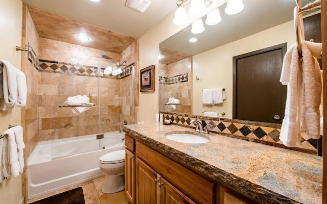 Three Kings Condo Near the Lifts by RedAwning