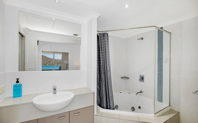 BASE Holidays - Ettalong Beach Premium Apartments