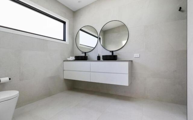 The Lake House and Apartment Merimbula