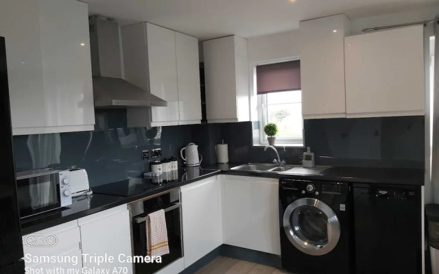 Stylish & Cosy 2 bed Flat With Parking & Bfast