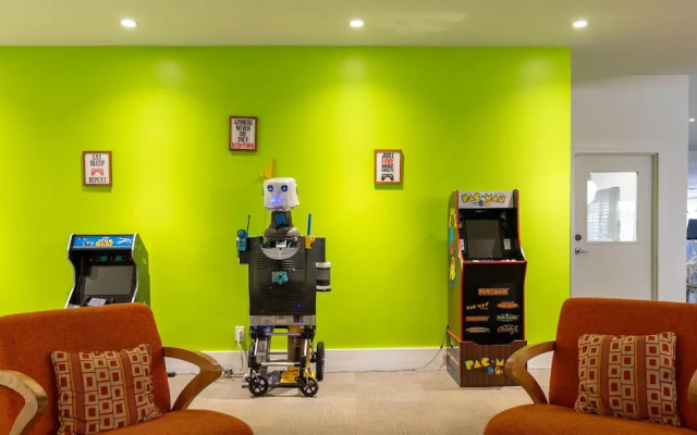 Entire Studio With Free Shuttle to Disney