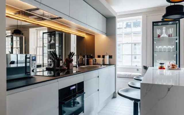 Modern Stylish Central Bath Apartment