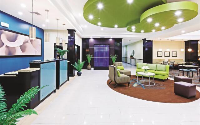 La Quinta Inn & Suites by Wyndham Marshall