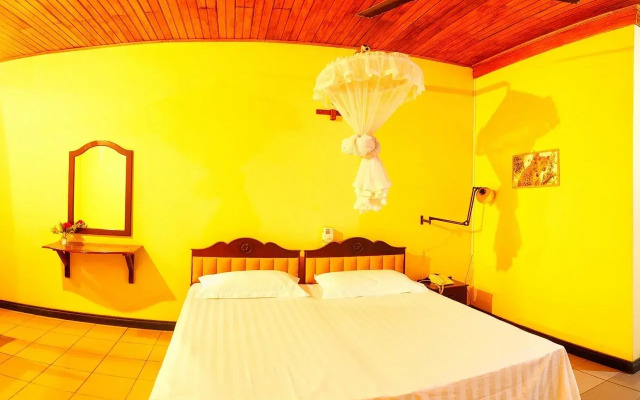 Sana's Beach Guesthouse and Restaurant