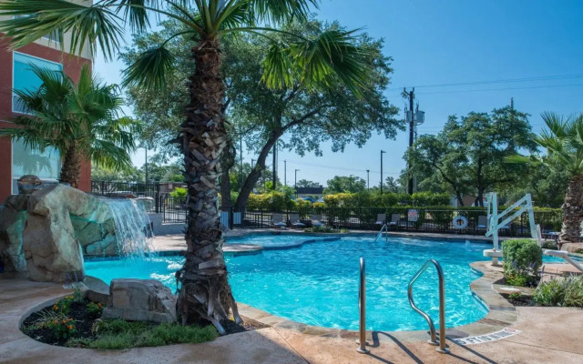 Holiday Inn Express & Suites San Antonio Medical-Six Flags by IHG