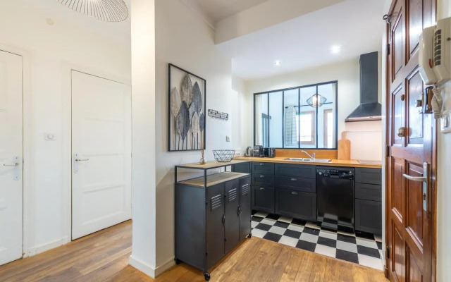 Pretty 2 rooms in the city center