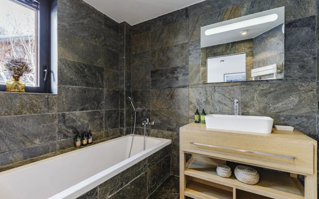 Chalet Black Squirrel Luxury Retreat With hot tub Sauna