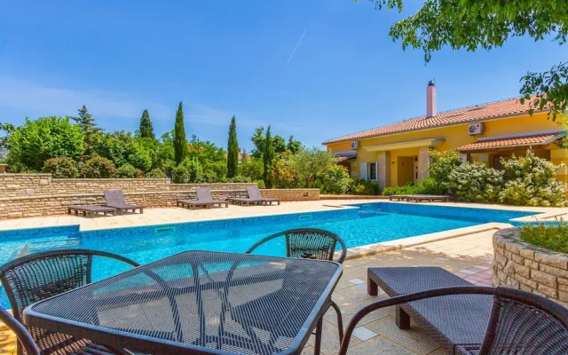 Peaceful Apartment in Pula With Swimming Pool
