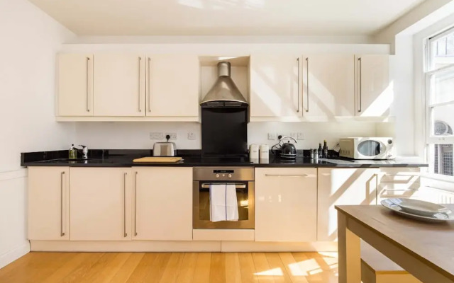 Contemporary Apartment in Central Bloomsbury