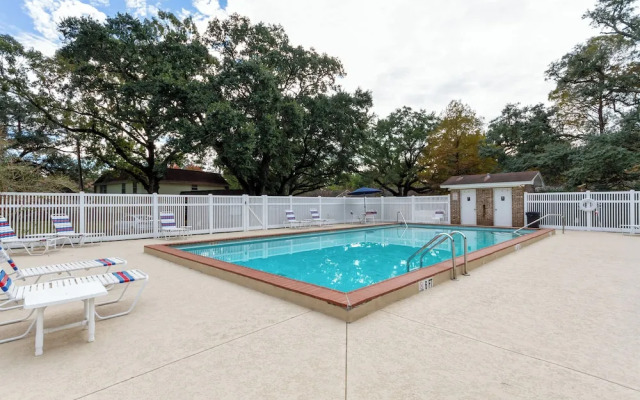 Quiet Condo ~ 10 Mi to Dtwn Pensacola