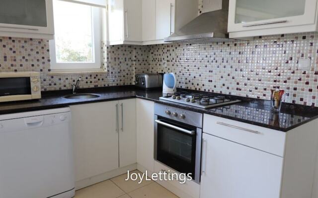 Villa BG12 by JoyLettings