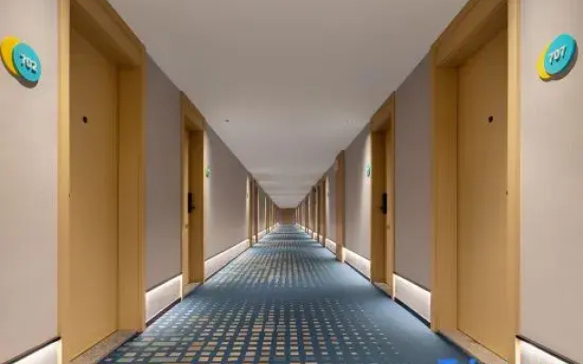 Urban convenience hotel (wuhan university of technology store)