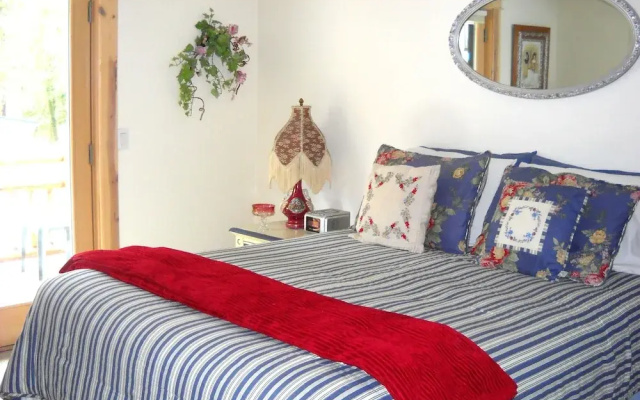 Sandy Salmon Bed & Breakfast Lodge