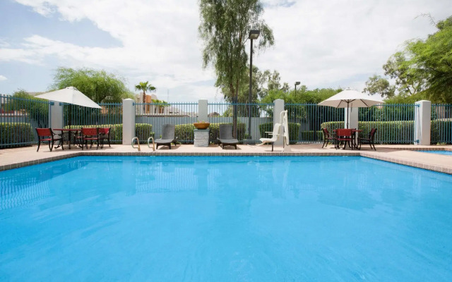 Comfort Inn & Suites Tempe Phoenix Sky Harbor Airport