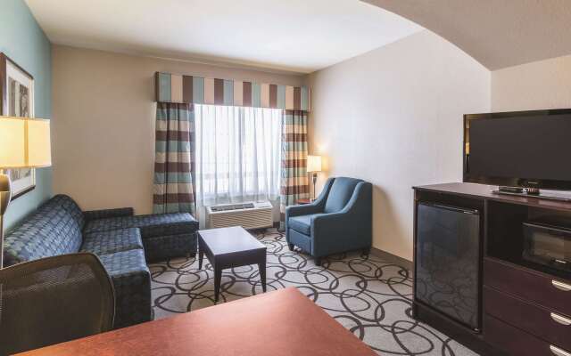 La Quinta Inn & Suites by Wyndham Fort Worth - Lake Worth