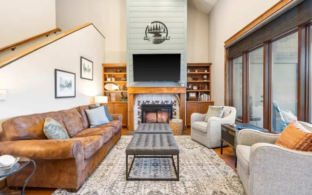 Penthouse 7 on Taneycomo - Chic Waterfront Condo!