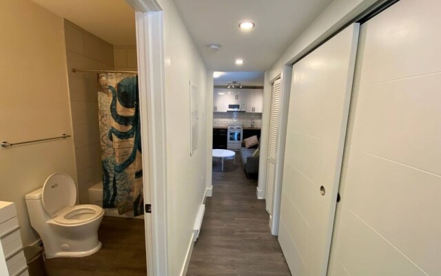 Lovely 1 Bedroom Condo With Free Parking And Balcony
