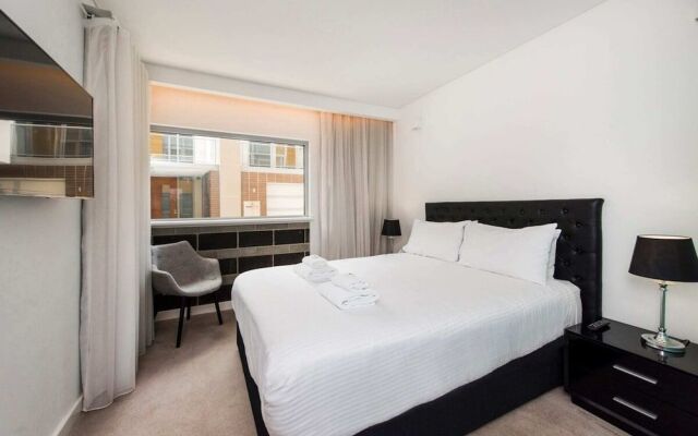 Chic Apartment With Rooftop
