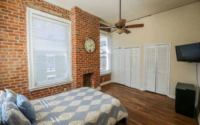 Hosteeva Iberville Street Suites