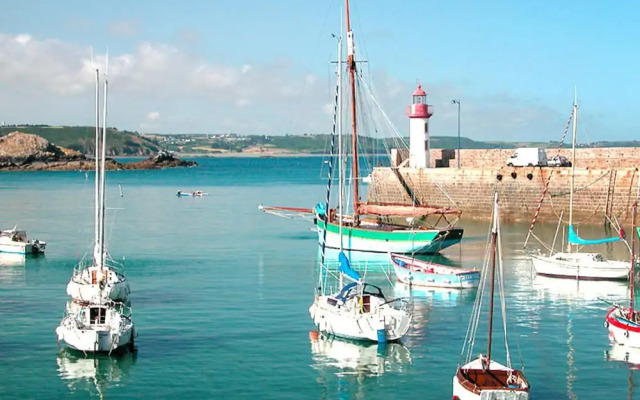 Nice Holiday Home Near the Beach, Hillion