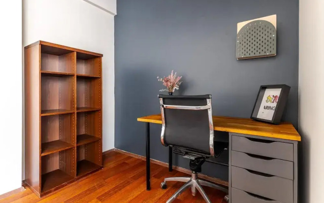 Spacious Flat w Balcony 3 min to Bagdat Ave