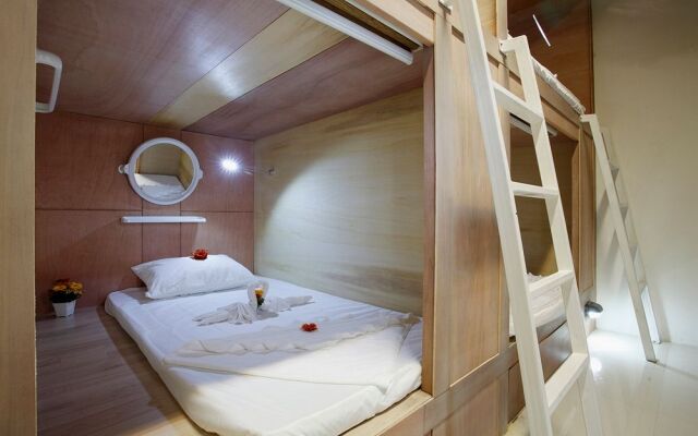 WhyNot Backpackers (Capsule Hostel)