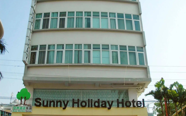 Sunny Holiday Hotel