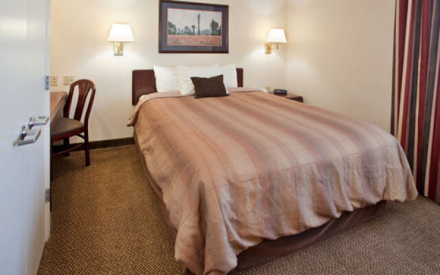 Candlewood Suites Kansas City-Overland Park