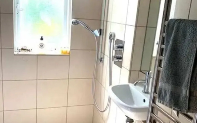 Lovely 1br 2 Bed Entire House W/Garden, 4 Guests