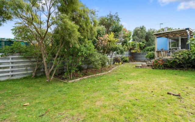 The Wee Blue Bach - Waikanae Beach Holiday Home