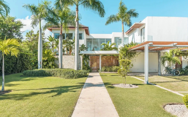 Luxury 6BR Villa w Pool Maid at Yarari