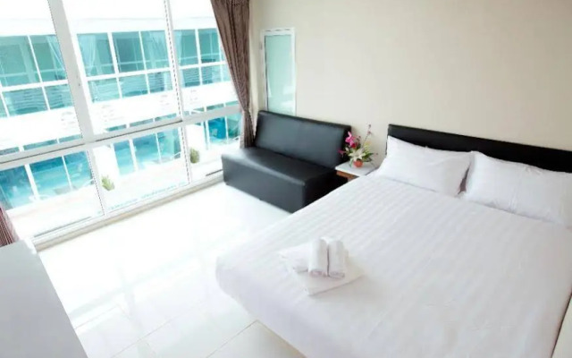 Pool House Service Residence