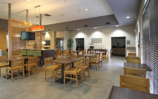 GreenTree Inn & Suites Phoenix Sky Harbor