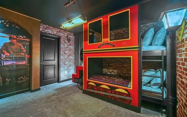 2940 Penel 9 Bedroom Home