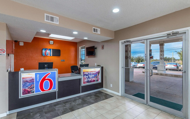 Motel 6 Waxahachie, TX