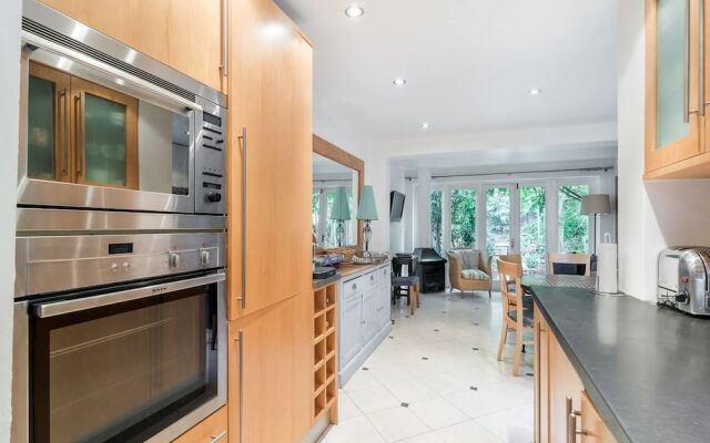 Fabulous Large and Quirky 4 Bedroom House