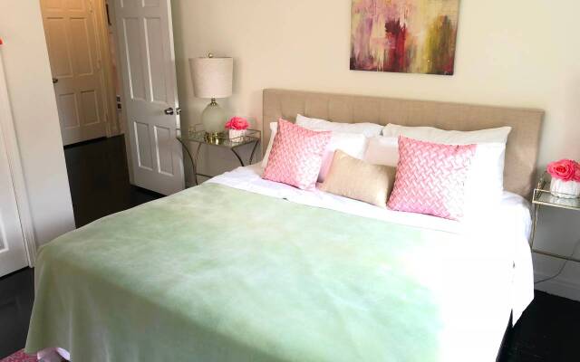 Spacious Luxury home, 5 min to Detroit golf club/ 4 car free parking!