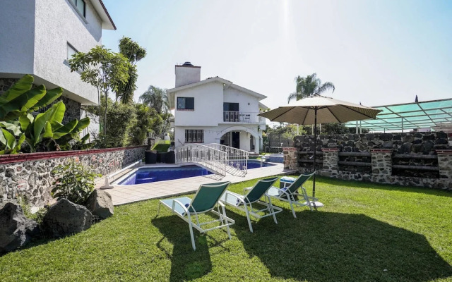 Spacious House with Pool